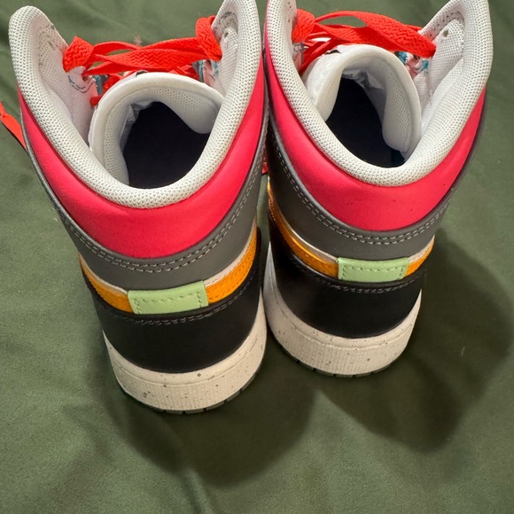 Nike Air Jordan Mid Shoes 7Y/8.5W - Picture 2 of 6